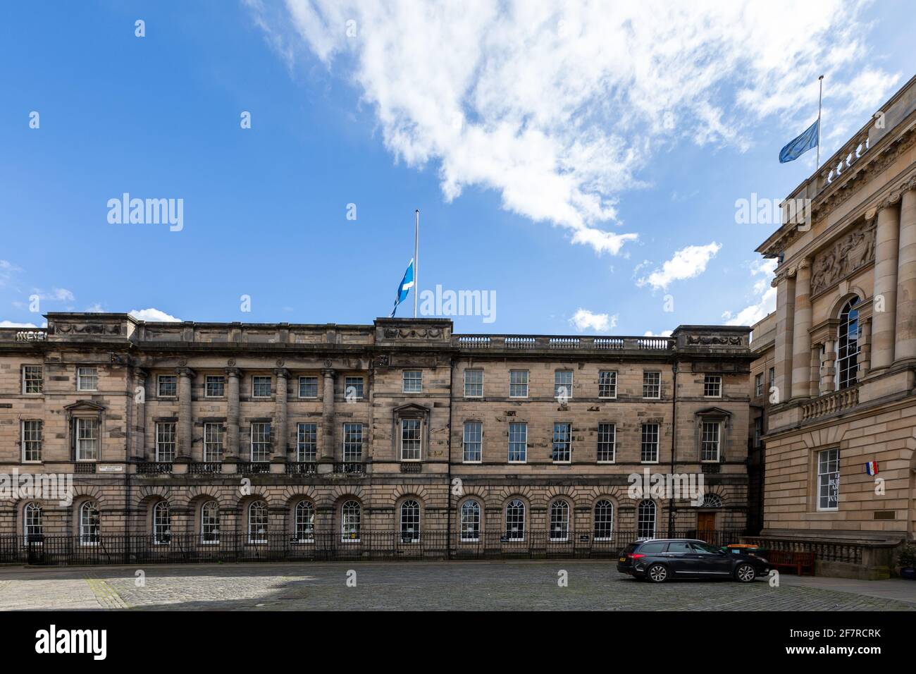 Édimbourg, Royaume-Uni. 9 avril 2021. Les drapeaux sur les bâtiments d'Édimbourg volent à mi-mât pour le duc d'Édimbourg crédit: David Coulson/Alay Live News Banque D'Images
