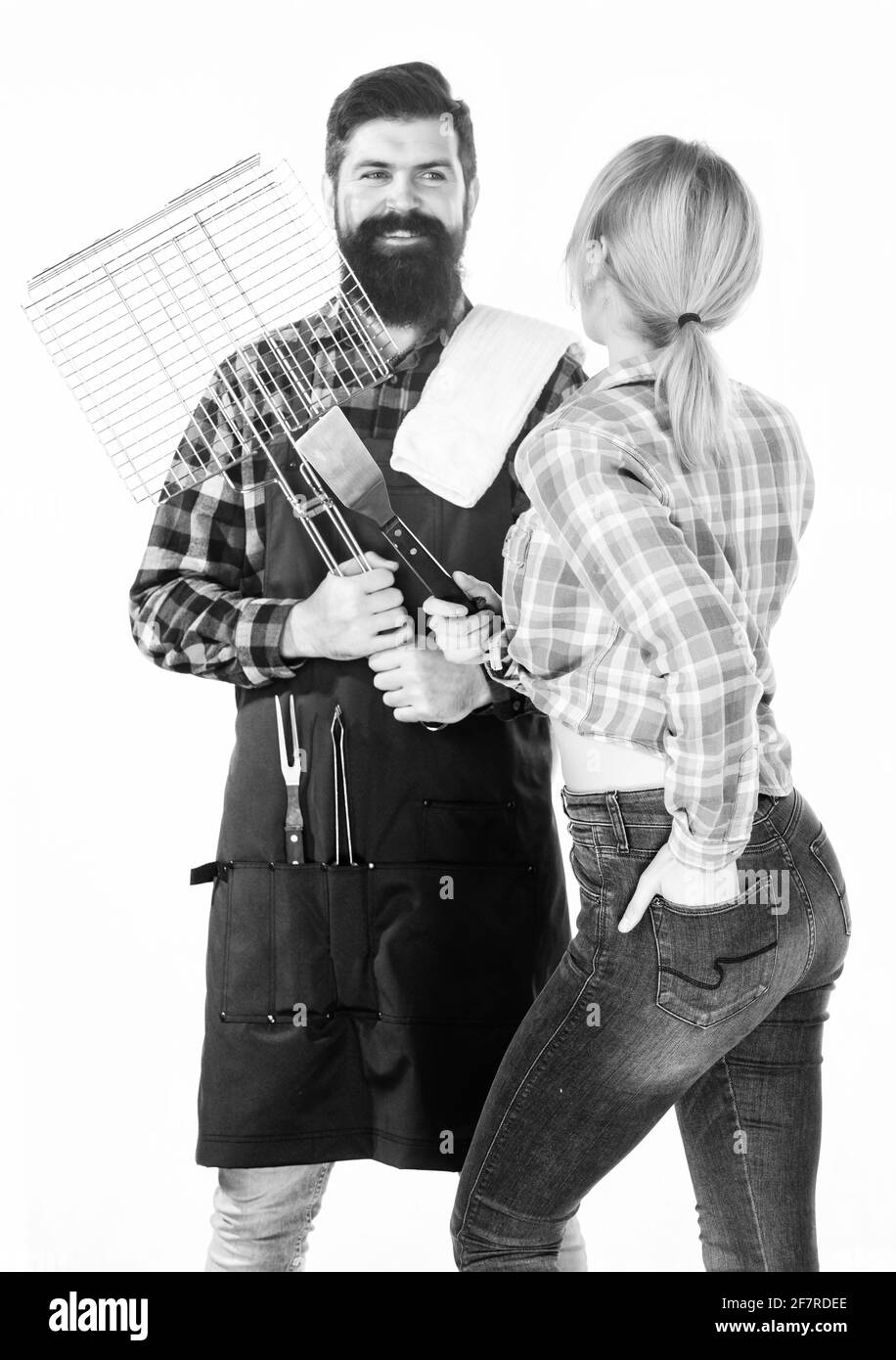 Griller de la viande sur le gril. Boxer et fille à barbe. Préparation et cuisine. Week-end en famille. Pique-nique et barbecue. Recette de cuisine. Couple Banque D'Images