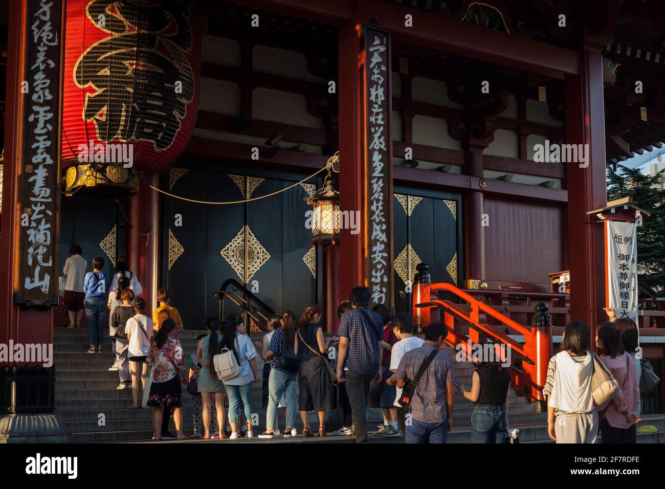 Vue horizontale de certaines personnes faisant la queue pour entrer dans un des pavillons du Temple bouddhiste Senso-Ji (également connu Temple Asakusa Kannon), Asakusa, Tokyo Banque D'Images