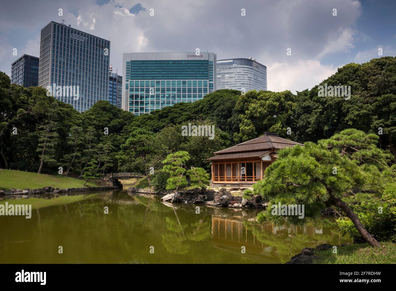 Vue horizontale de l'extérieur de la maison de thé Nakajima-no-Ochaya au bord du lac dans les jardins de Hama-Rykyu, Chuo City, Tokyo, Japon Banque D'Images