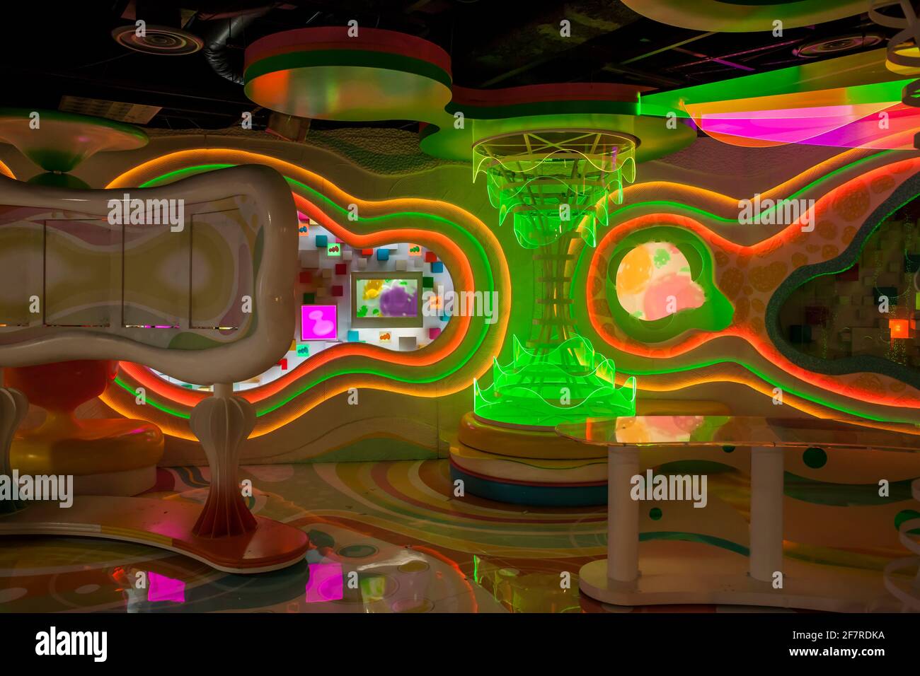 Vue horizontale de l'intérieur d'un téléviseur coloré dans Fuji TV sur l'île d'Odaiba, Minato City, Tokyo, Japon Banque D'Images Vue horizontale de l'intérieur d'un téléviseur coloré dans Fuji TV sur l'île d'Odaiba, Minato City, Tokyo, Japon Banque D'Images