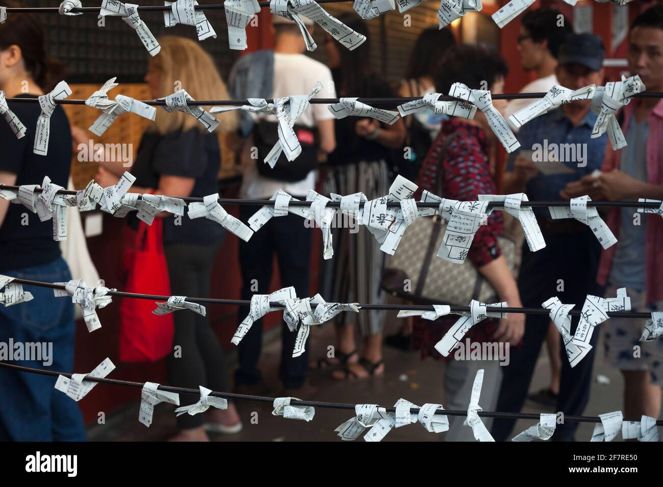 Vue horizontale des offrandes religieuses dans le temple bouddhiste Senso-Ji (également connu Temple Asakusa Kannon), Asakusa Banque D'Images