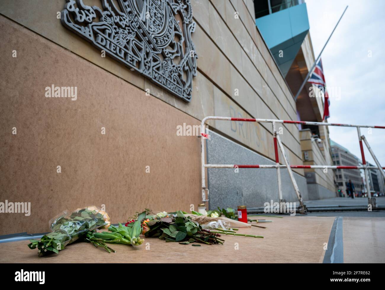 Berlin, Allemagne. 09e avril 2021. Des fleurs se trouvent devant l'ambassade britannique tandis que le drapeau vole en Berne en arrière-plan. Le prince Philip, mari de la reine Elizabeth II de Grande-Bretagne, est décédé à l'âge de 99 ans. Cela a été annoncé par Buckingham Palace le 09.04.2021 à Londres. Credit: Christophe bateau/dpa/Alay Live News Banque D'Images