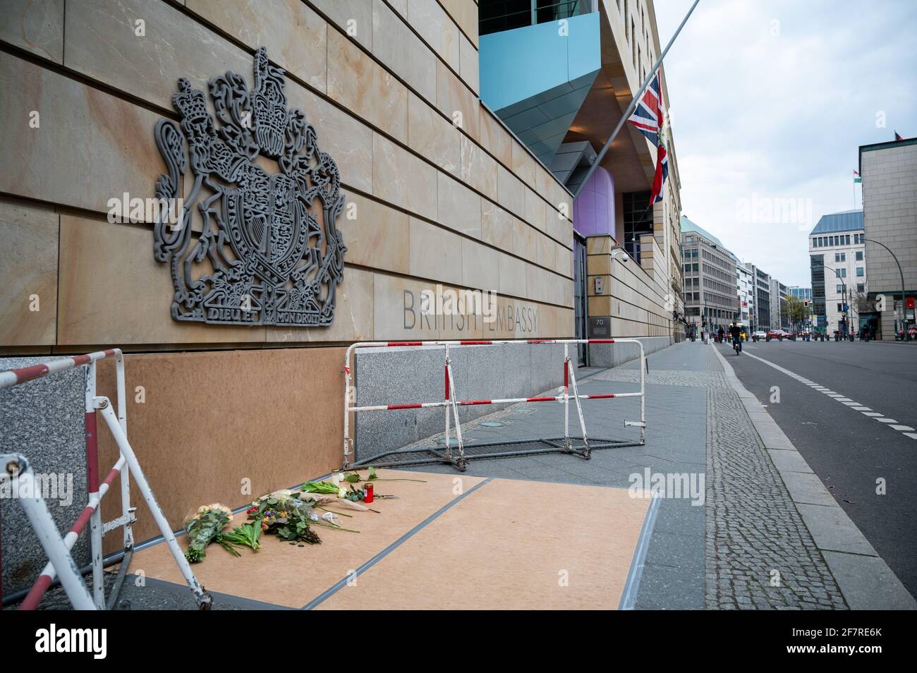 Berlin, Allemagne. 09e avril 2021. Des fleurs se trouvent devant l'ambassade britannique tandis que le drapeau vole en Berne en arrière-plan. Le prince Philip, mari de la reine Elizabeth II de Grande-Bretagne, est décédé à l'âge de 99 ans. Cela a été annoncé par Buckingham Palace le 09.04.2021 à Londres. Credit: Christophe bateau/dpa/Alay Live News Banque D'Images