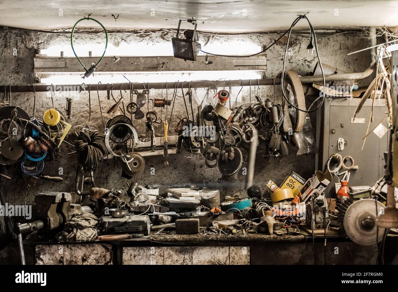 Bélarus, Minsk - 06 février 2020 : étagère d'équipement d'atelier sale avec outil de paillasse à l'arrière-plan d'une usine industrielle. Banque D'Images