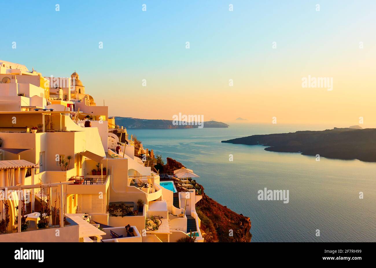 Mer et ville de Fira dans l'île de Santorini en Grèce à coucher de soleil Banque D'Images