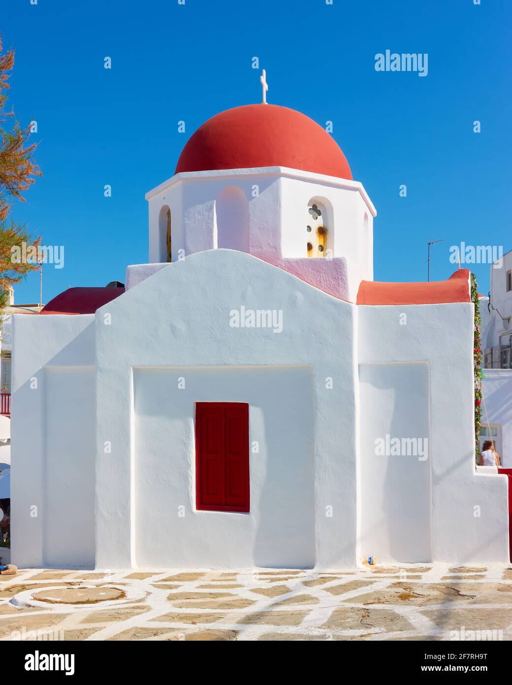 Église grecque avec dôme rouge à Mykonos, Grèce Banque D'Images