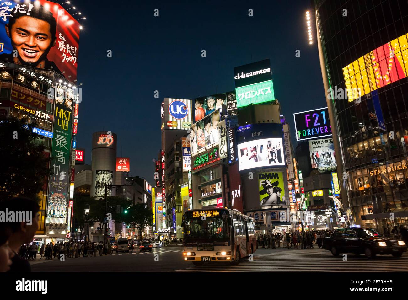 Vue panoramique nocturne de Shibuya Crossing, Shibuya, Tokyo, Japon Banque D'Images