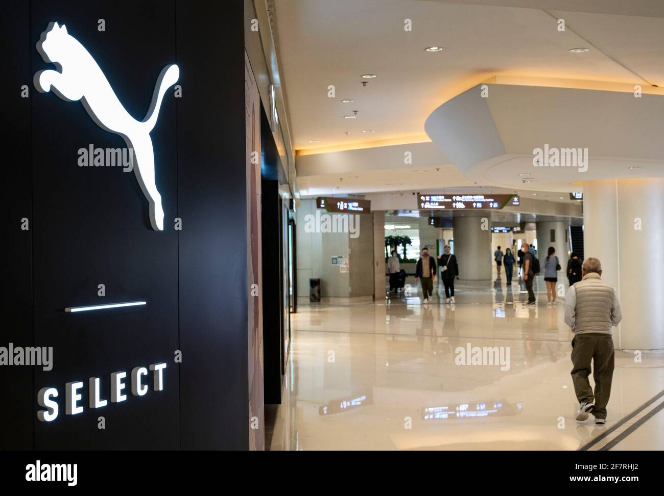 La marque allemande multinationale de vêtements de sport Puma et Puma Select est vue à Hong Kong. Banque D'Images