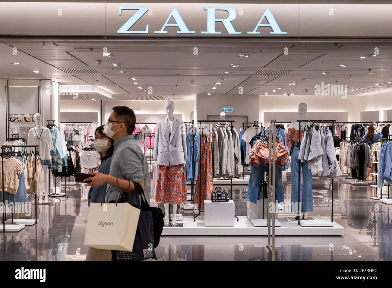 Les acheteurs marchent devant la société espagnole de vente au détail de  vêtements multinationaux par Inditex, Zara magasin à Hong Kong Photo Stock  - Alamy