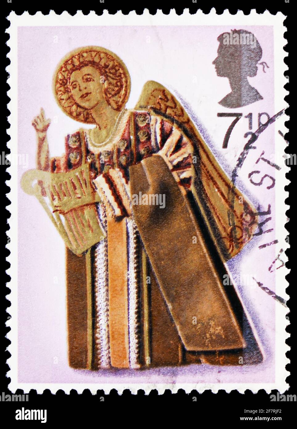 MOSCOU, RUSSIE - 17 JANVIER 2021: Timbre-poste imprimé au Royaume-Uni montre Angel jouant Harp, série de Noël, vers 1972 Banque D'Images