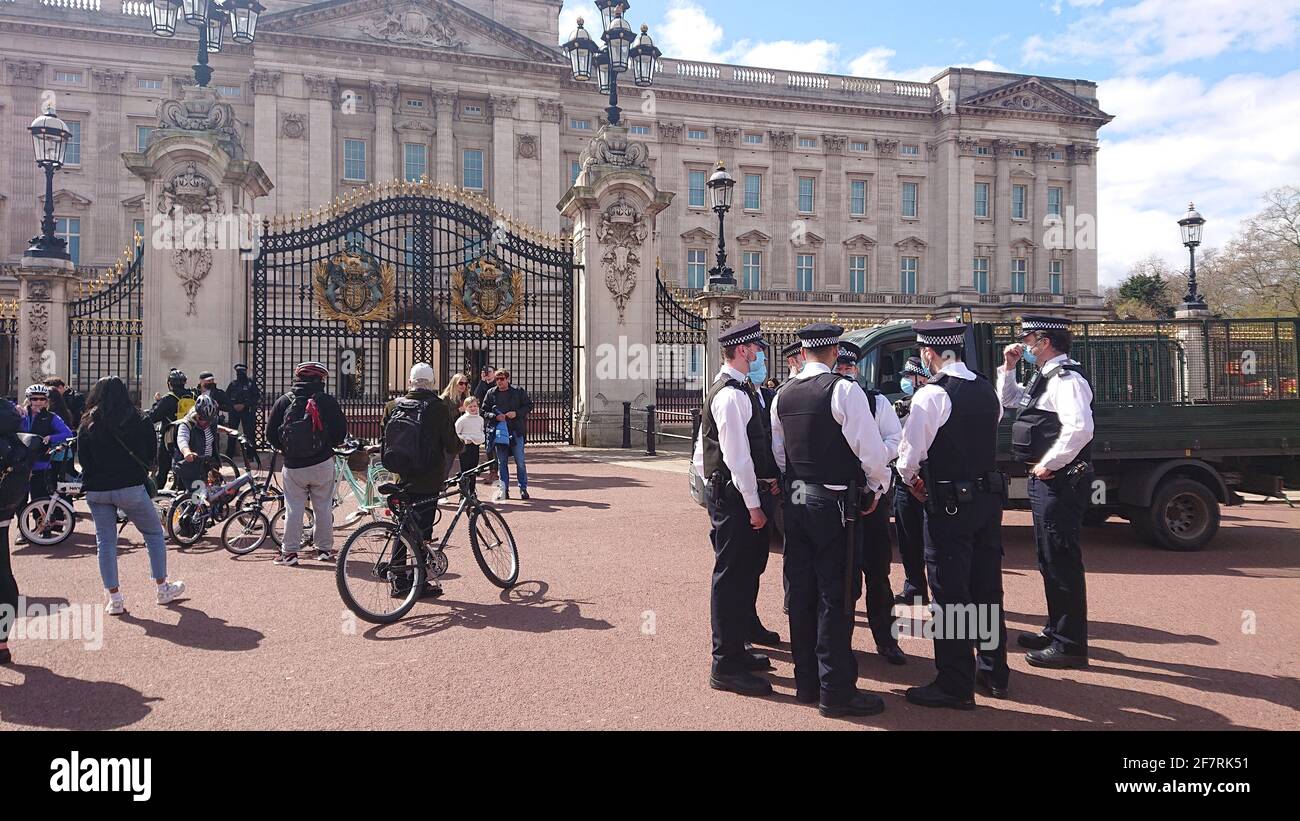 Des foules se rassemblent devant le palais de Buckingham à Westminster pour pleurer la mort du prince Philip, le 2021 avril Banque D'Images