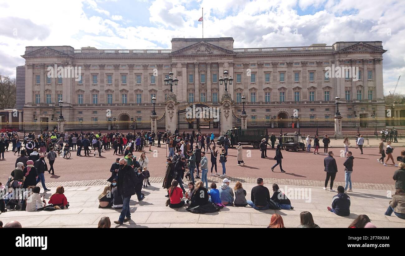 Des foules se rassemblent devant le palais de Buckingham à Westminster pour pleurer la mort du prince Philip, le 2021 avril Banque D'Images