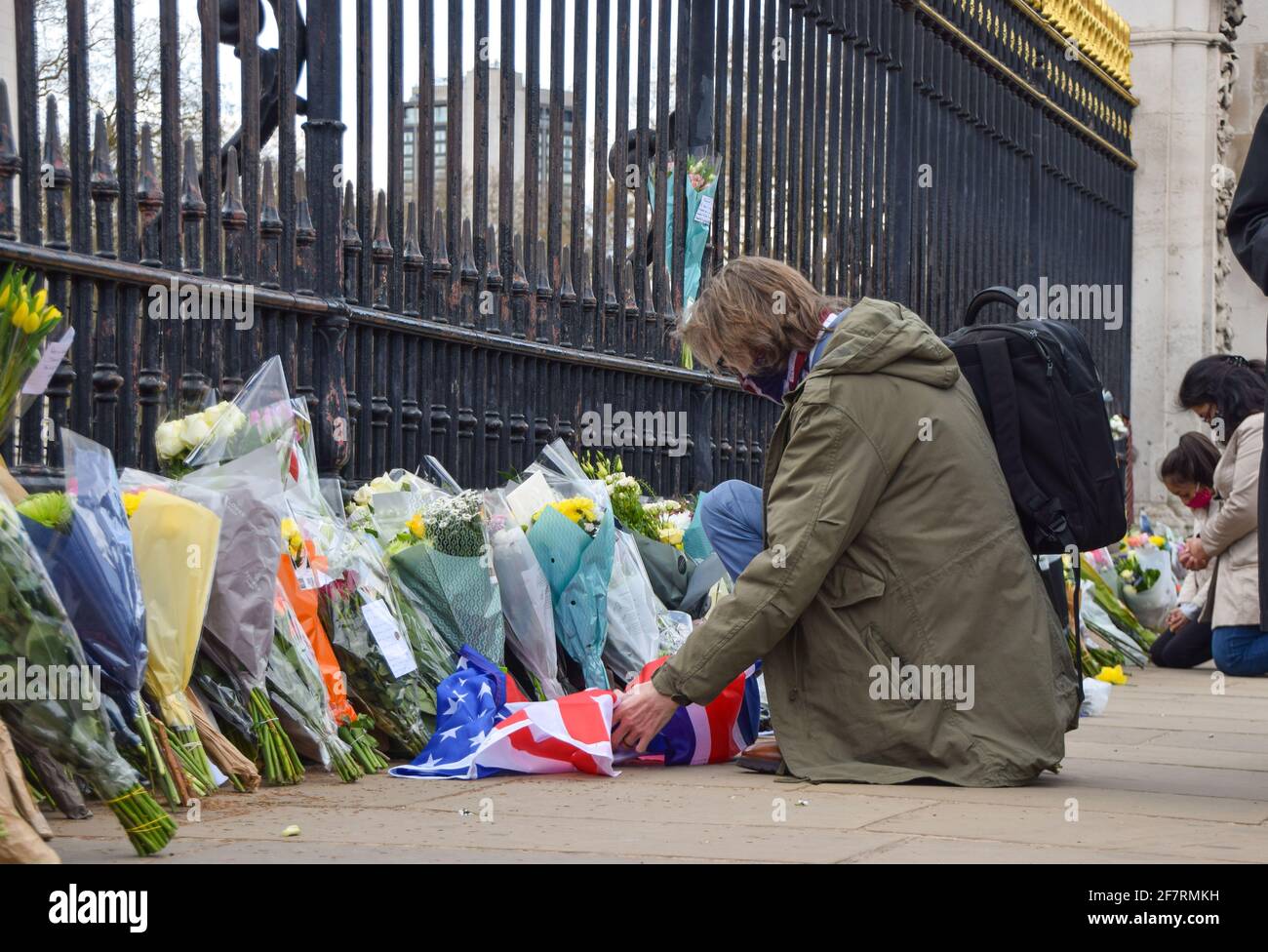 Londres, Royaume-Uni. 9 avril 2021. Un homme dépose des fleurs en hommage au prince Philip à l'extérieur de Buckingham Palace. Le duc d'Édimbourg est mort aujourd'hui, âgé de 99 ans. Credit: Vuk Valcic/Alamy Live News Banque D'Images