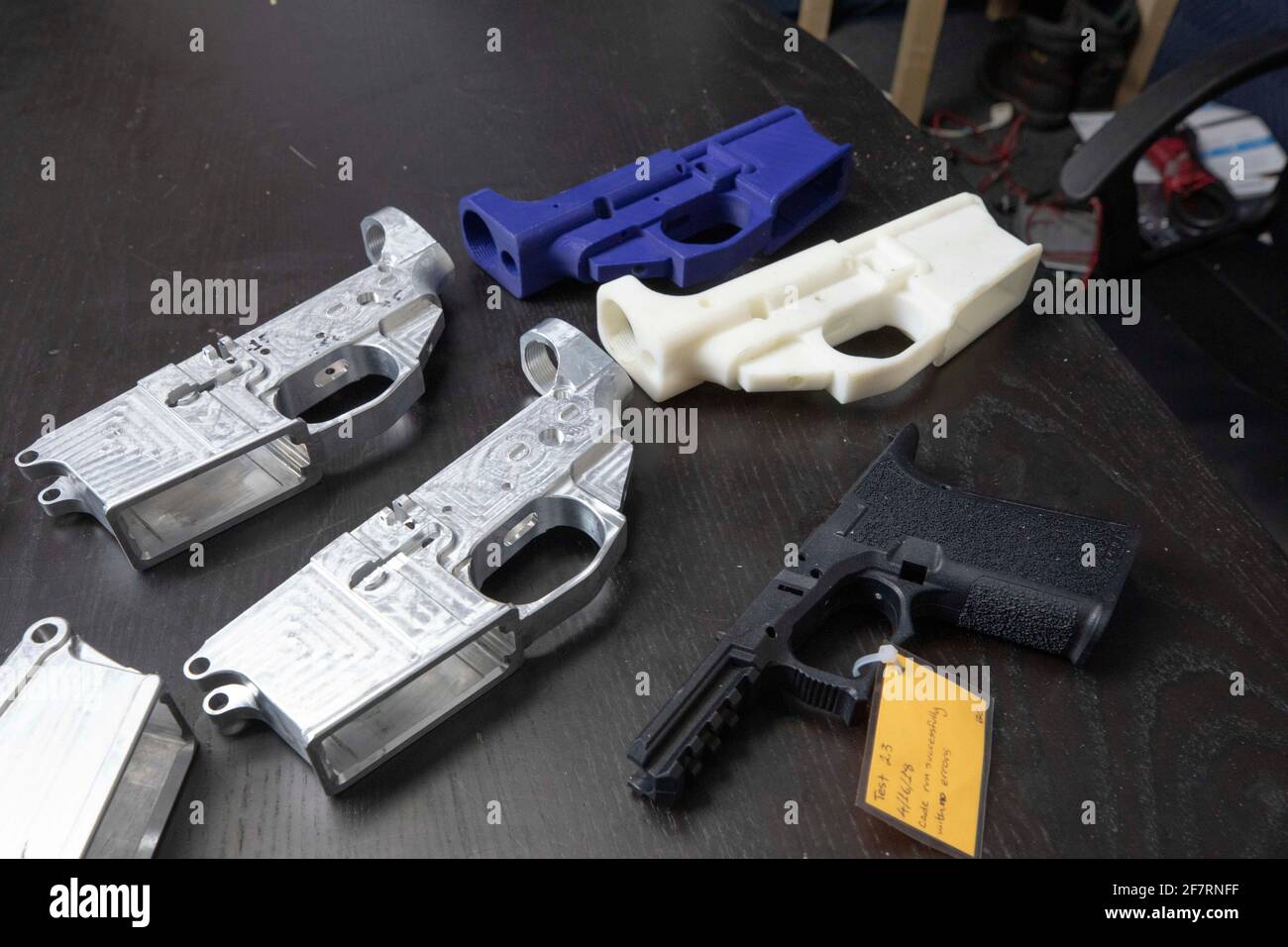 Les pièces de pistolet en métal et en plastique 3D sont situées sur une table au bureau de Defense Distributed, une société basée au Texas qui développe et publie des conceptions de canon en 3D open source. Malgré des problèmes juridiques graves en 2018, l'ancien PDG Cody Wilson est toujours en activité à la tête d'une autre société texane appelée Ghost Gunner, Inc Banque D'Images