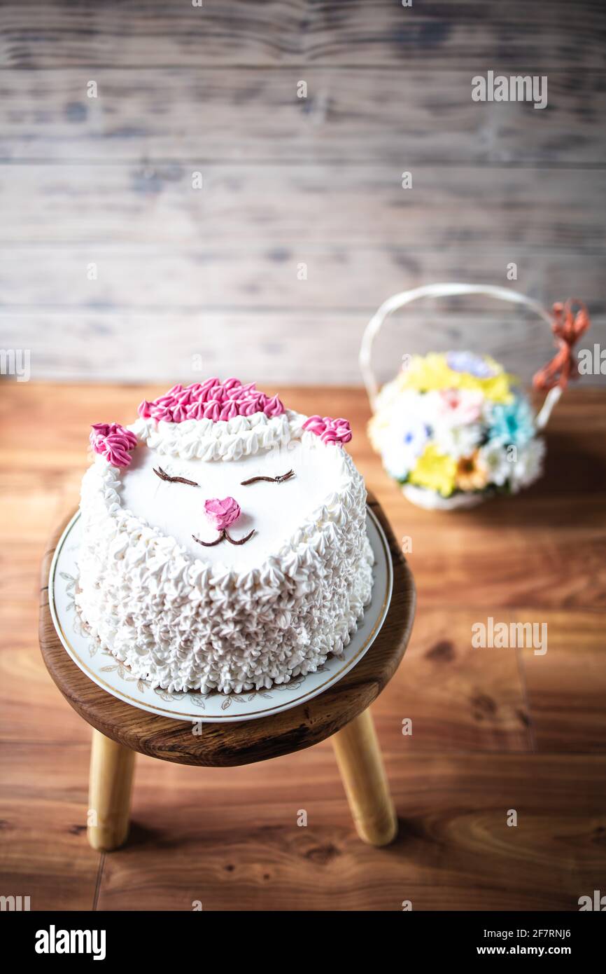 Vue De Dessus Du Gateau Blanc Creme Avec Decoration Pour Chats Photo Stock Alamy