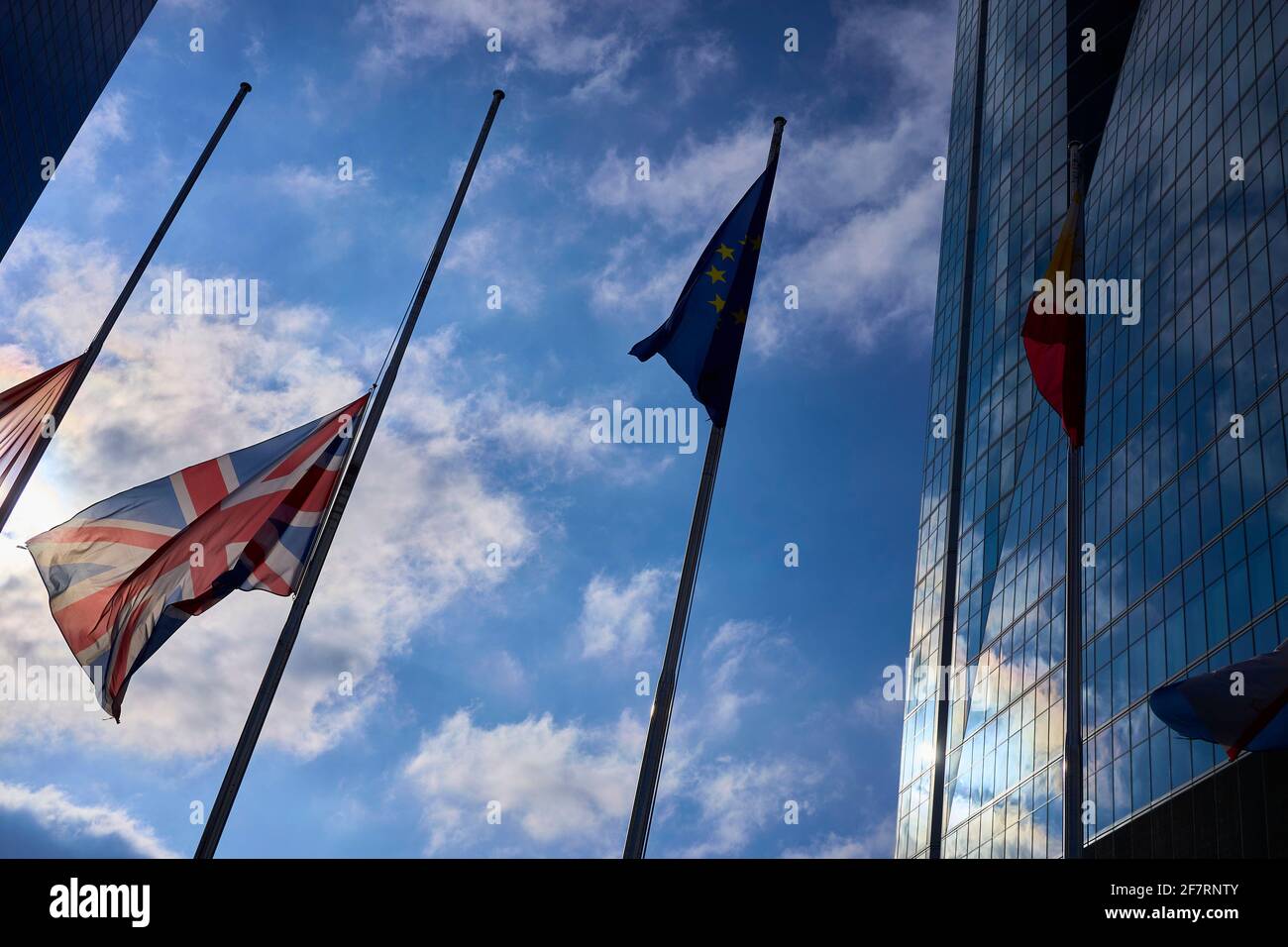 Madrid, Madrid, Espagne. 9 avril 2021. L'Union Jack Flag, le Canada, les  pays-Bas et le drapeau de l'Australie volent en Berne au-dessus de l' ambassade du Royaume-Uni en Espagne pour le prince Philip,