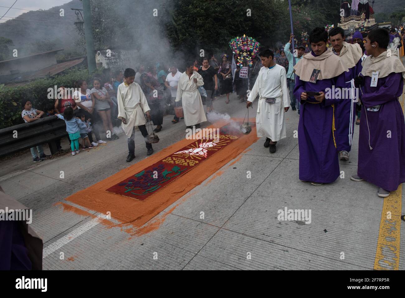 Des alfombres de sciure de bois complexes et vibrantes décorent les rues pavées d'Antigua, au Guatemala, en préparation des processions Semana Santa. Banque D'Images