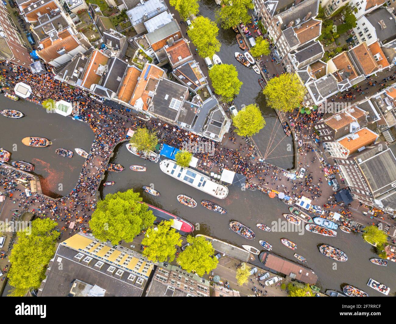 Canal boat parade sur Koningsdag fête des Rois à Amsterdam. Anniversaire du roi. Vu d'hélicoptère. Banque D'Images