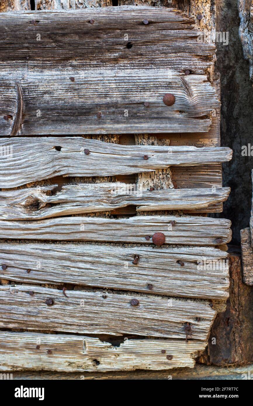 Détail de la texture du bois vieilli, cassé et abîmé. Arrière-plan naturel. Banque D'Images