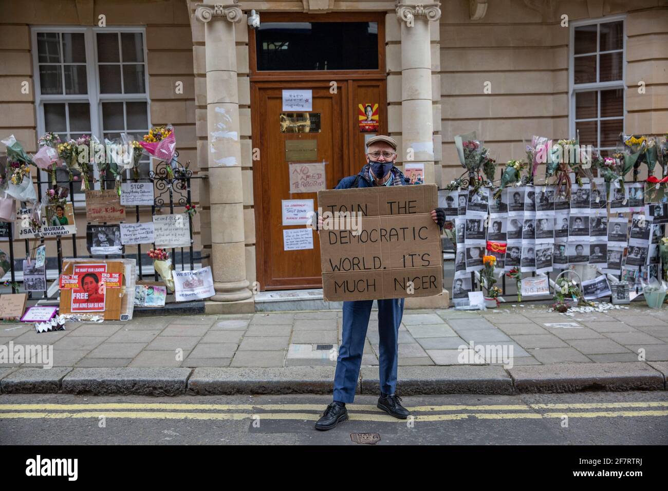 Manifestant devant l'ambassade du Myanmar à Mayfair, Londres, Royaume-Uni Banque D'Images