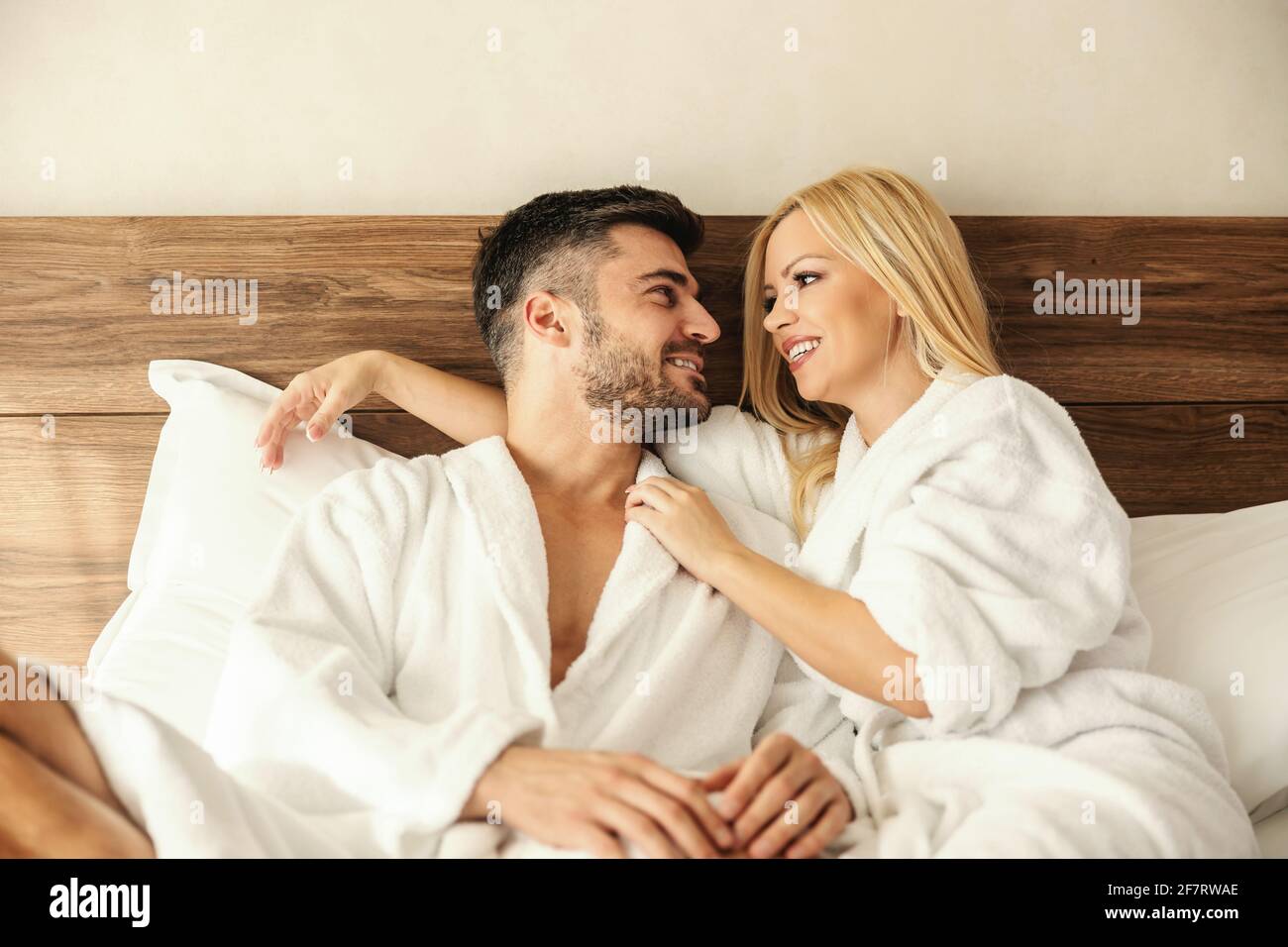 Couple Faisant L amour Au Lit Banque De Photographies Et D images couple-faisant-l-amour-au-lit-banque-de-photographies-et-d-images