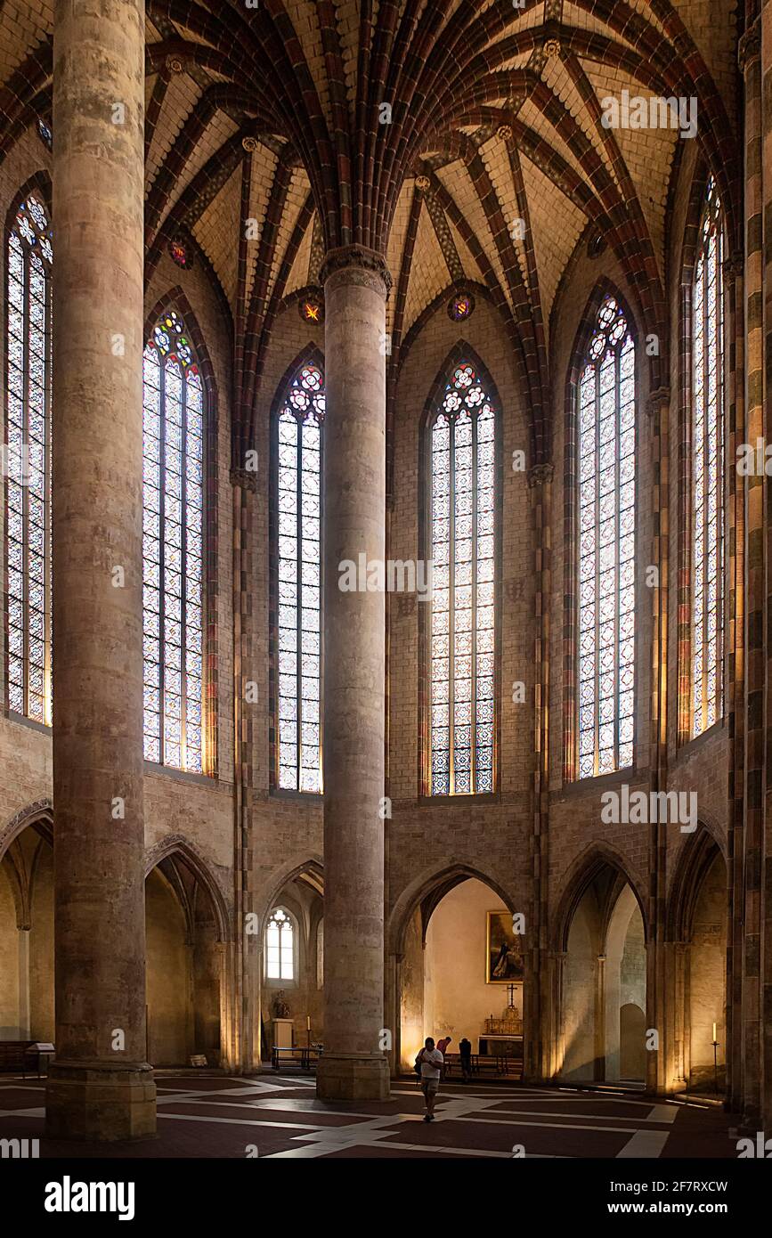 Toulouse, Occitania, France ; 22 juillet 2018 : vue intérieure de la colonne centrale et des vitraux du couvent des Jacobins Banque D'Images