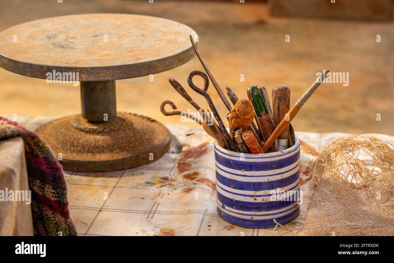 Détails des outils de peinture, usine de céramique à l'île de Sao Miguel, les Açores destination de voyage. Banque D'Images