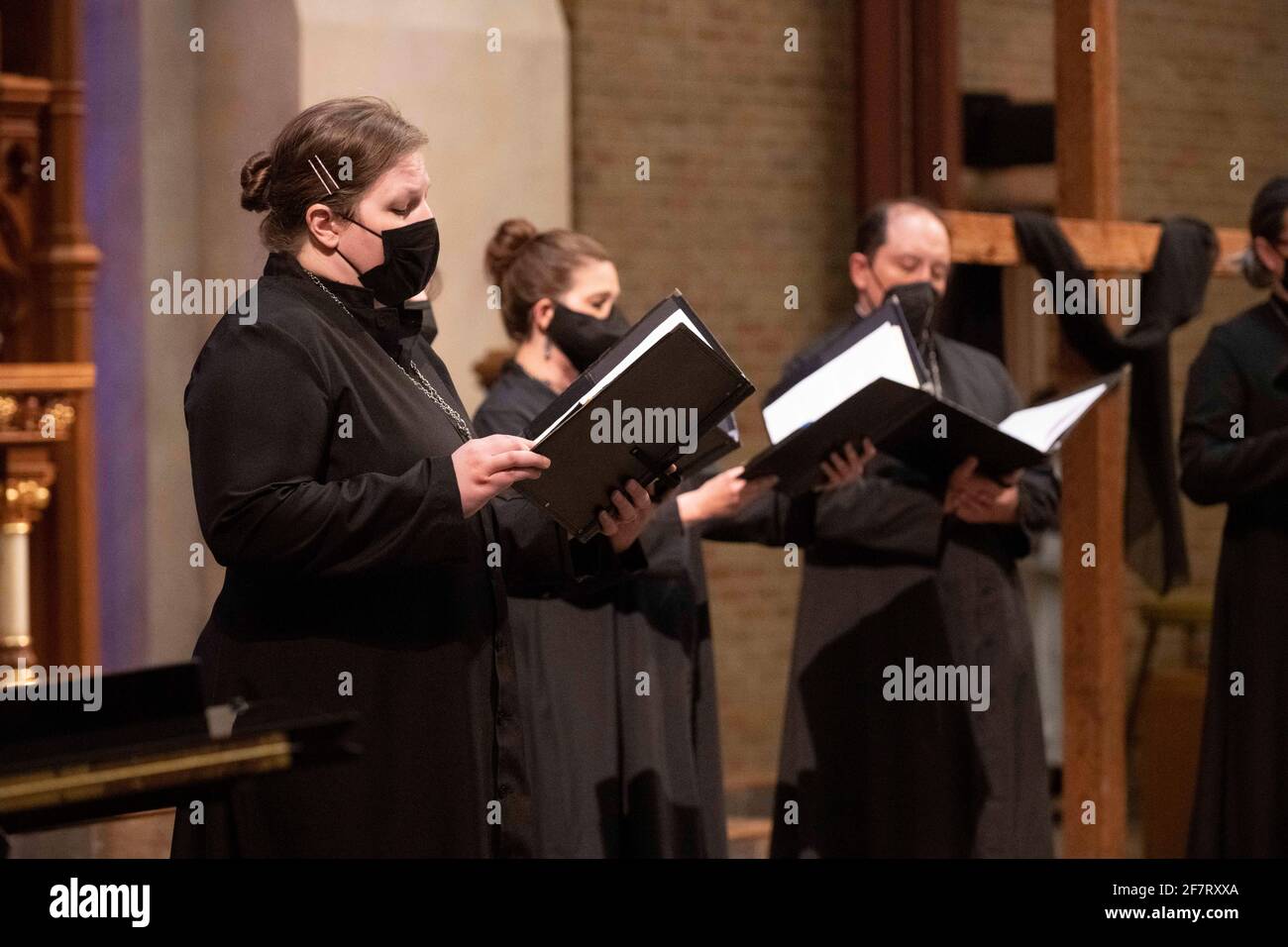 L'Église luthérienne de Saint Martin à Austin, TX, une filiale de l'Église luthérienne évangélique d'Amérique (ELCA), interprète le Service de Tenebrae pour un public en ligne uniquement pendant la semaine sainte. Tenebrae, latin pour l'ombre ou l'obscurité, se caractérise par l'extinction progressive de bougies signifiant la souffrance et la mort de Jésus. Banque D'Images