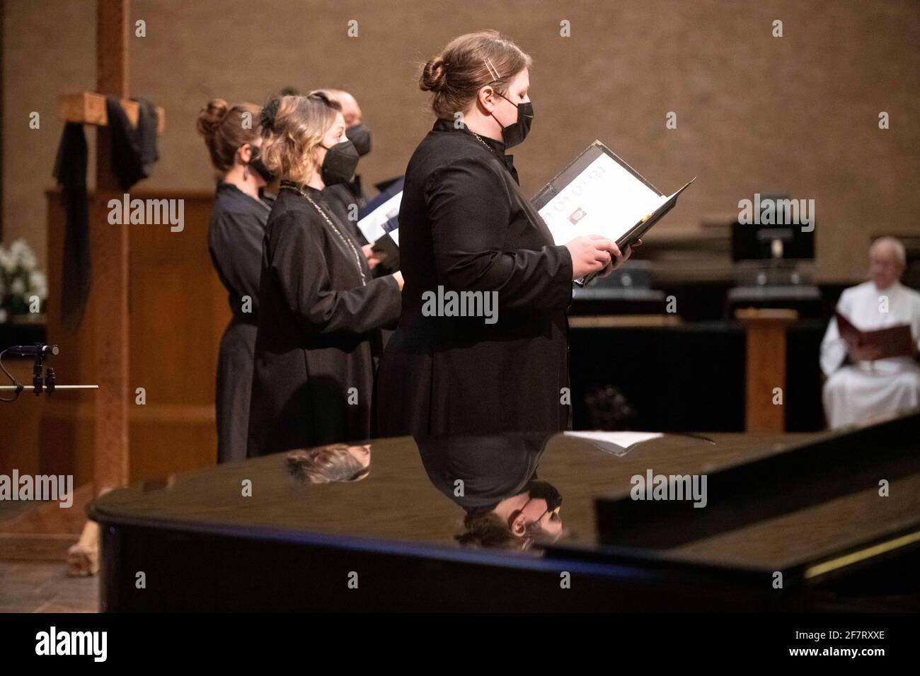 L'Église luthérienne de Saint Martin à Austin, TX, une filiale de l'Église luthérienne évangélique d'Amérique (ELCA), interprète le Service de Tenebrae pour un public en ligne uniquement pendant la semaine sainte. Tenebrae, latin pour l'ombre ou l'obscurité, se caractérise par l'extinction progressive de bougies signifiant la souffrance et la mort de Jésus. Banque D'Images