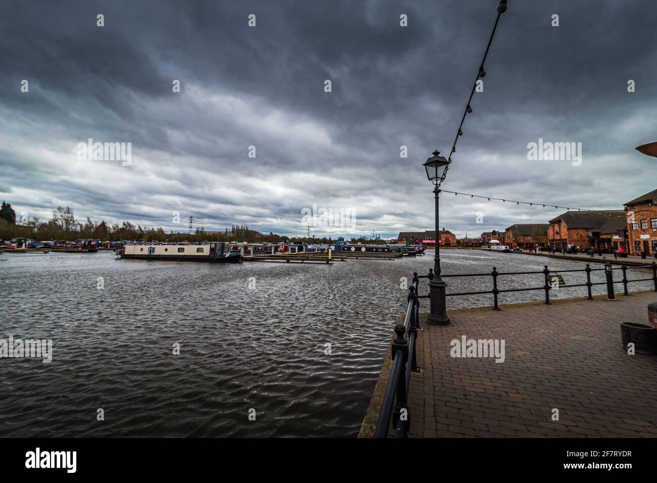 Burton sous Needwood Angleterre Mars 28 2021, UNE visite sur une petite promenade au bord du lac à Barton Marina, Angleterre Burton sous Needwood Banque D'Images