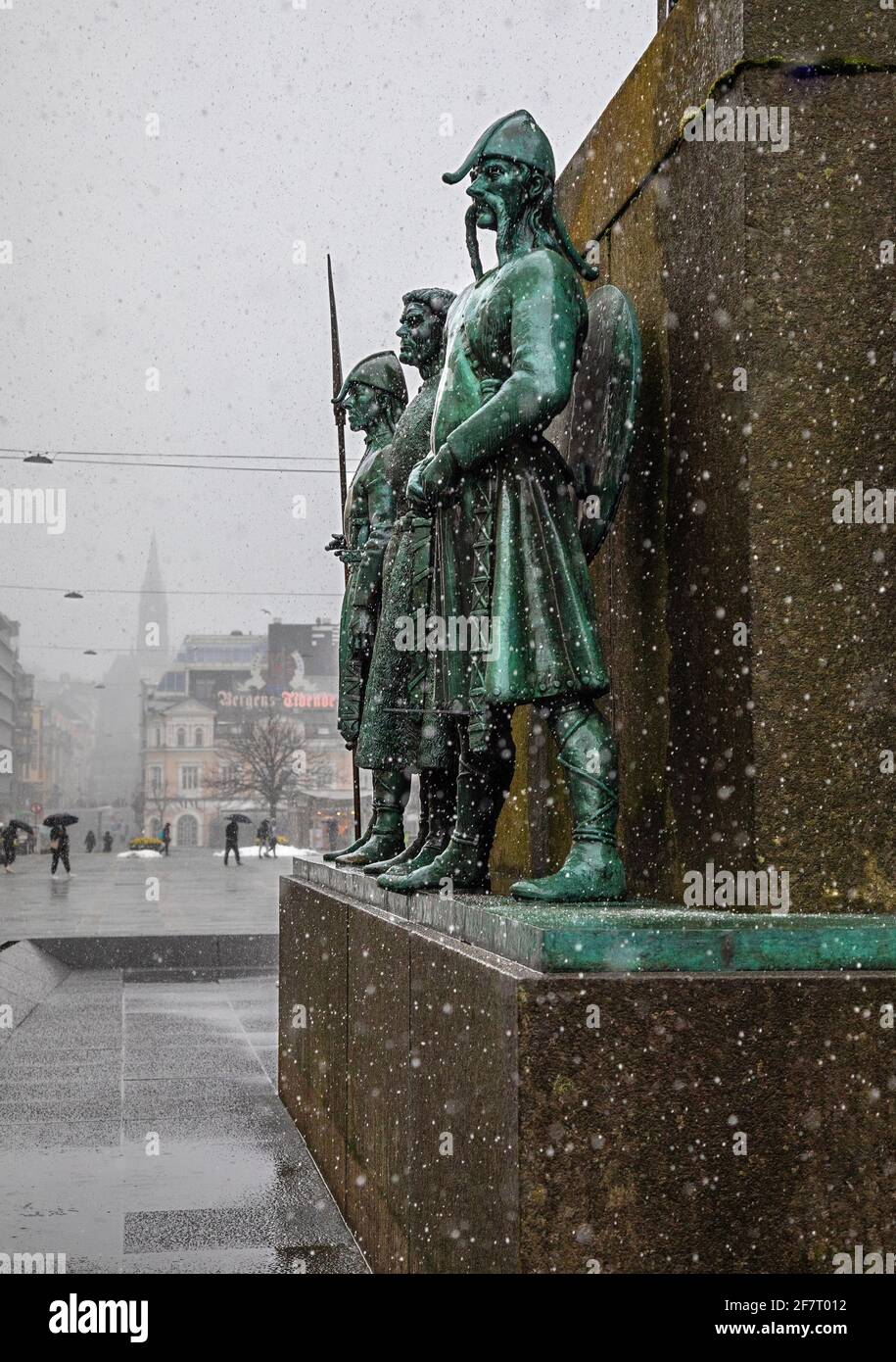 Il neige plus de trois des statues du monument de Sailor sur la place Torgalmenningen dans le centre-ville de Bergen, en Norvège. Banque D'Images
