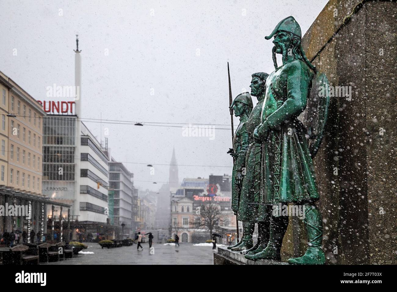 Il neige plus de trois des statues du monument de Sailor sur la place Torgalmenningen dans le centre-ville de Bergen, en Norvège. Banque D'Images