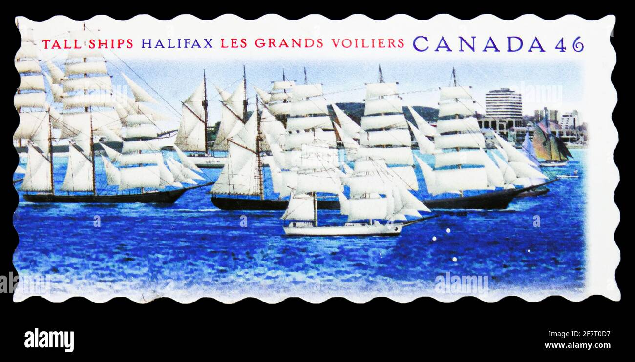 MOSCOU, RUSSIE - le 17 JANVIER 2021 : le timbre-poste imprimé au Canada montre Bluenose, Schooner à quatre mâts, Barque à cinq mâts, Tall Ships Race, Halifax Banque D'Images