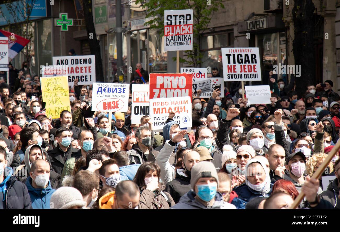 Belgrade, Serbie - 8 avril 2021 : travailleurs indépendants serbes en ligne protestant contre les impôts rétroactifs et ignorants administrateur fiscal du ministère des Finances Banque D'Images