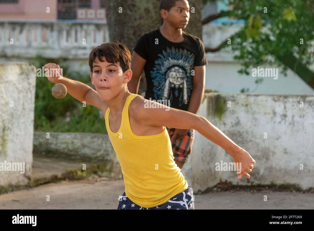 Les jeunes cubains jouent au « rag ball » dans un parc public de Santa Clara, Villa Clara, Cuba, l'année 2016 Banque D'Images