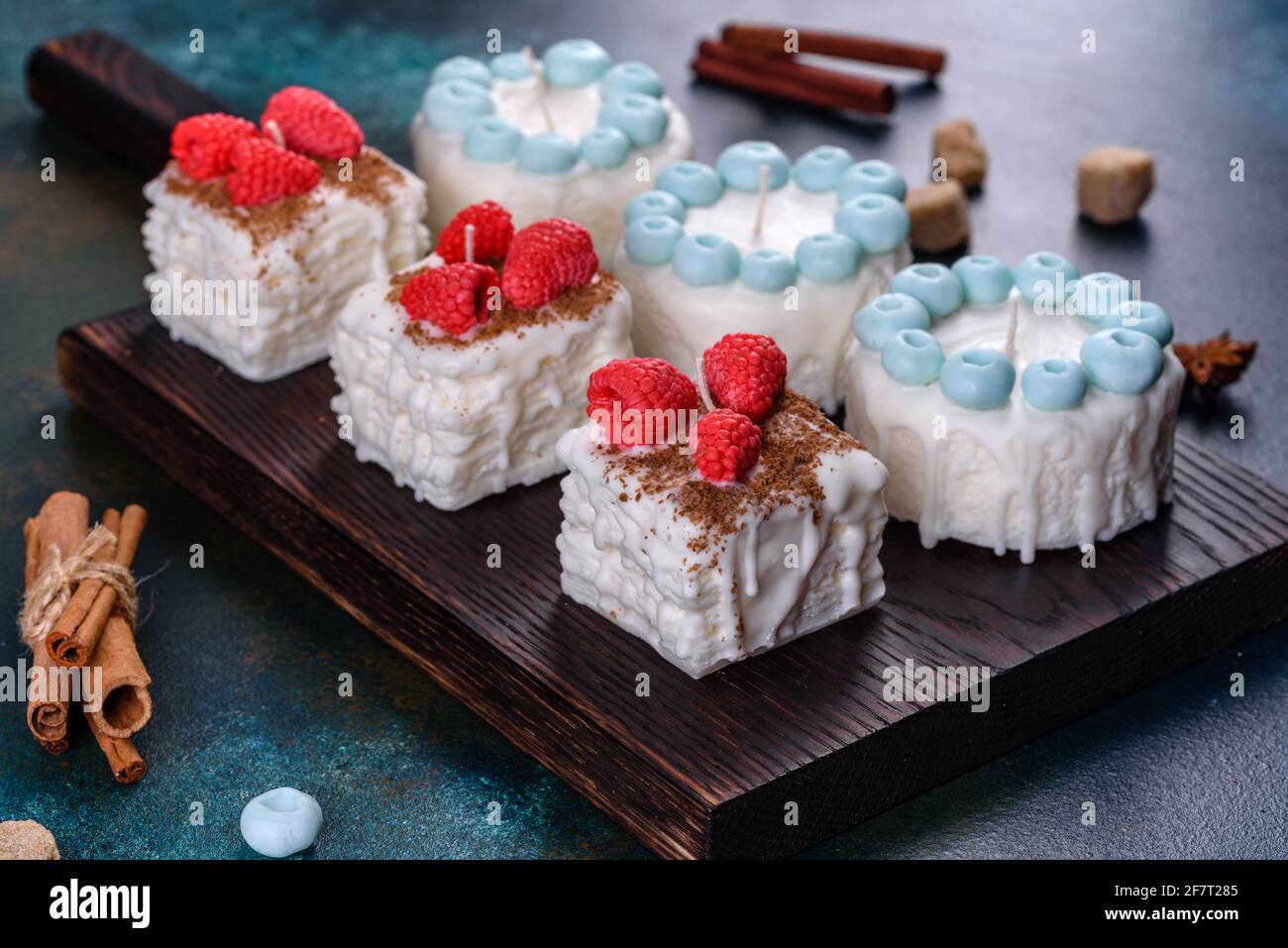 Belle Bougie Coloree Et Lumineuse Faite Sous La Forme D Un Gateau Appetissant Aromatherapie Bougie Avec L Odeur Des Herbes Photo Stock Alamy