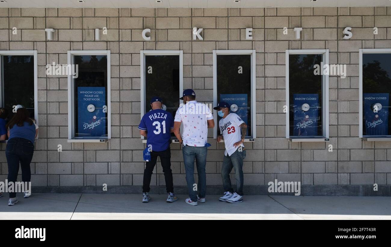 Los Angeles, Californie, États-Unis. 9 avril 2021. Les fans essaient d'obtenir des billets de dernière minute au match d'ouverture à domicile des Dodgers contre les nationaux vendredi. Les Dodgers ont ouvert le stade pour la première fois en 18 mois avec de nouvelles directives pour les fans de COVID-19. Crédit : jeunes G. Kim/Alay Live News Banque D'Images