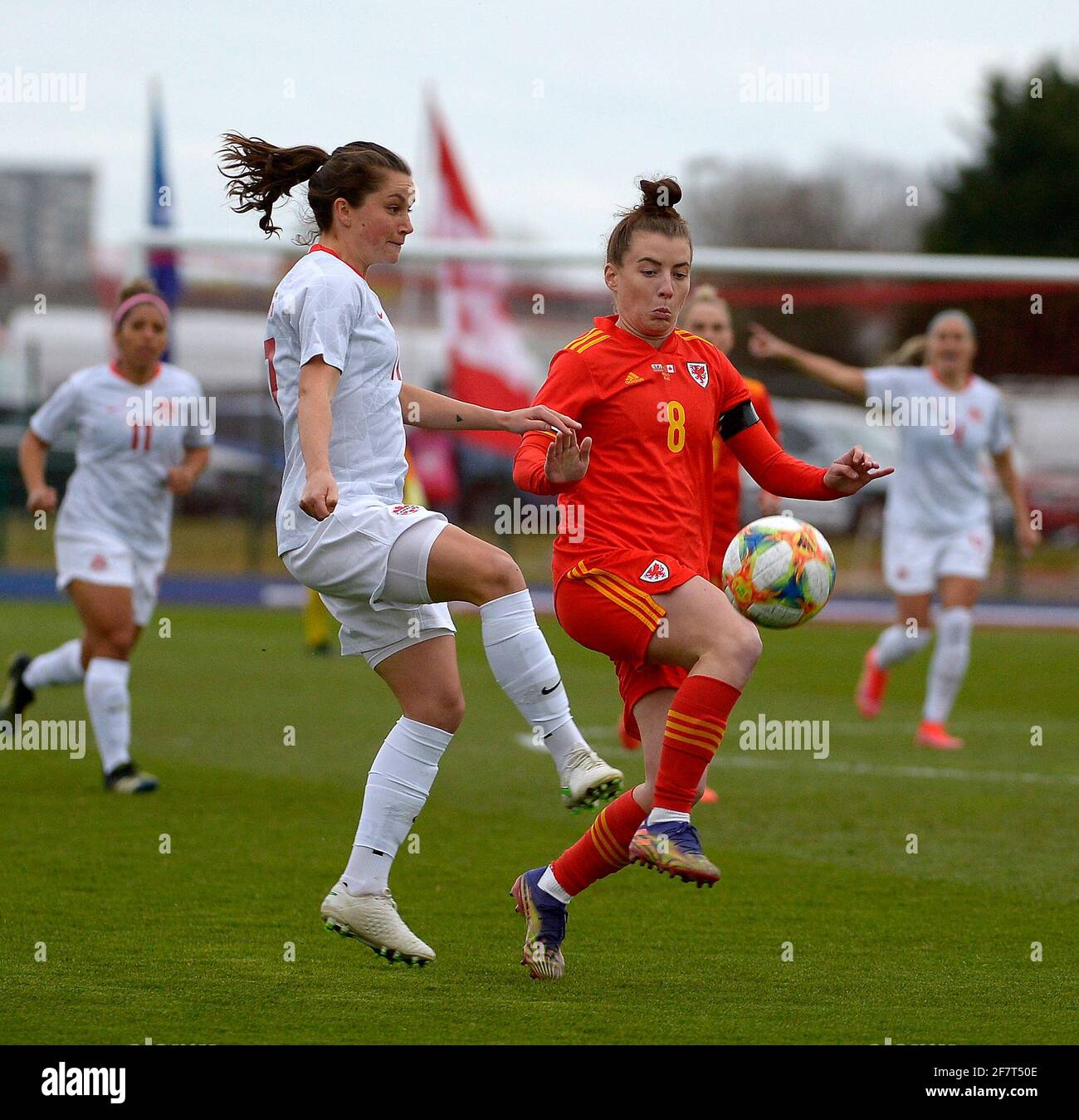 Stade Cardiff Leckwith, 9 avril 2021, Royaume-Uni : Angharad James, pays de Galles, s'attaque aux nouvelles canadiennes Jessie Fleming Andrew Dowling/Alamy Live Banque D'Images