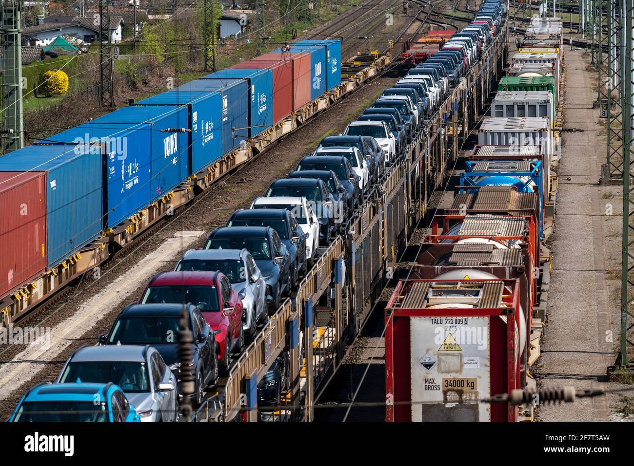 Station de fret Duisburg-Rheinhausen, dans la zone portuaire de Logport, trains de marchandises chargés de nouvelles voitures, de divers conteneurs-citernes et du train de conteneurs Banque D'Images