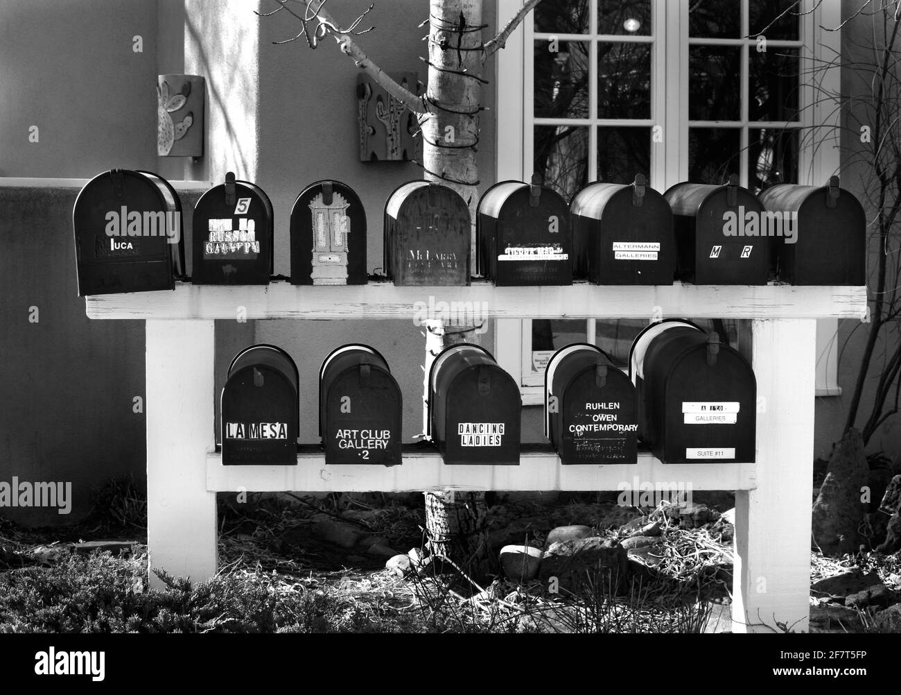 Un groupe de boîtes aux lettres appartenant à des galeries d'art situées le long de Canyon Road à Santa Fe, Nouveau-Mexique. Banque D'Images