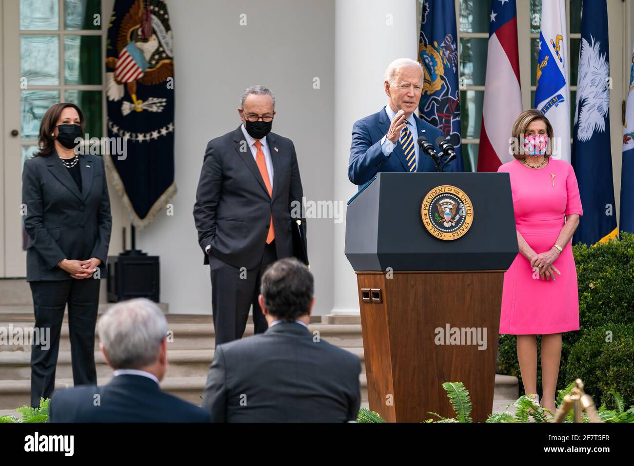 Le président Joe Biden, accompagné du vice-président Kamala Harris, de la présidente de la Chambre Nancy Pelosi, D-Californie, et du chef de la majorité au Sénat Charles Chuck Schumer, D-N.Y., prononce des remarques sur le plan de sauvetage américain, le vendredi 12 mars 2021, dans le jardin des roses de la Maison Blanche. (Photo officielle de la Maison Blanche par Adam Schultz) Banque D'Images