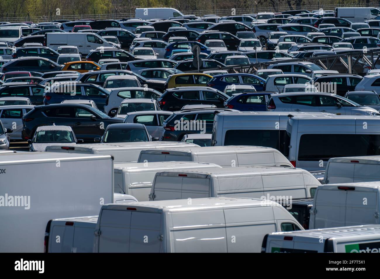 Terminal automobile dans le port intérieur Logport I, à Duisburg sur le Rhin, manutention de véhicules neufs, zone de stockage, NRW, Allemagne Banque D'Images