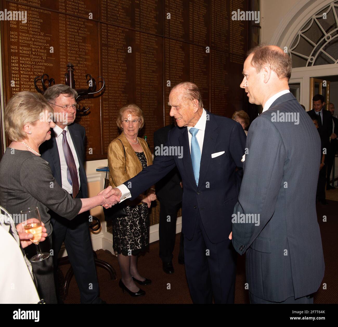 Windsor, Berkshire, Royaume-Uni. 11 avril 2017. HRH Prince Phillip, le duc d'Édimbourg rencontre Linda Aitken avant un dîner pour le Prince Philip Trust Fund au Guildhall de Windsor ce soir. Les fiduciaires et les donateurs de l'organisme de bienfaisance ont assisté à l'événement. L'organisme de bienfaisance recueille des fonds et les distribue aux organismes de bienfaisance du Royal Borough of Windsor & Maidenhead, dans le Berkshire. Crédit : Maureen McLean/Alay Banque D'Images