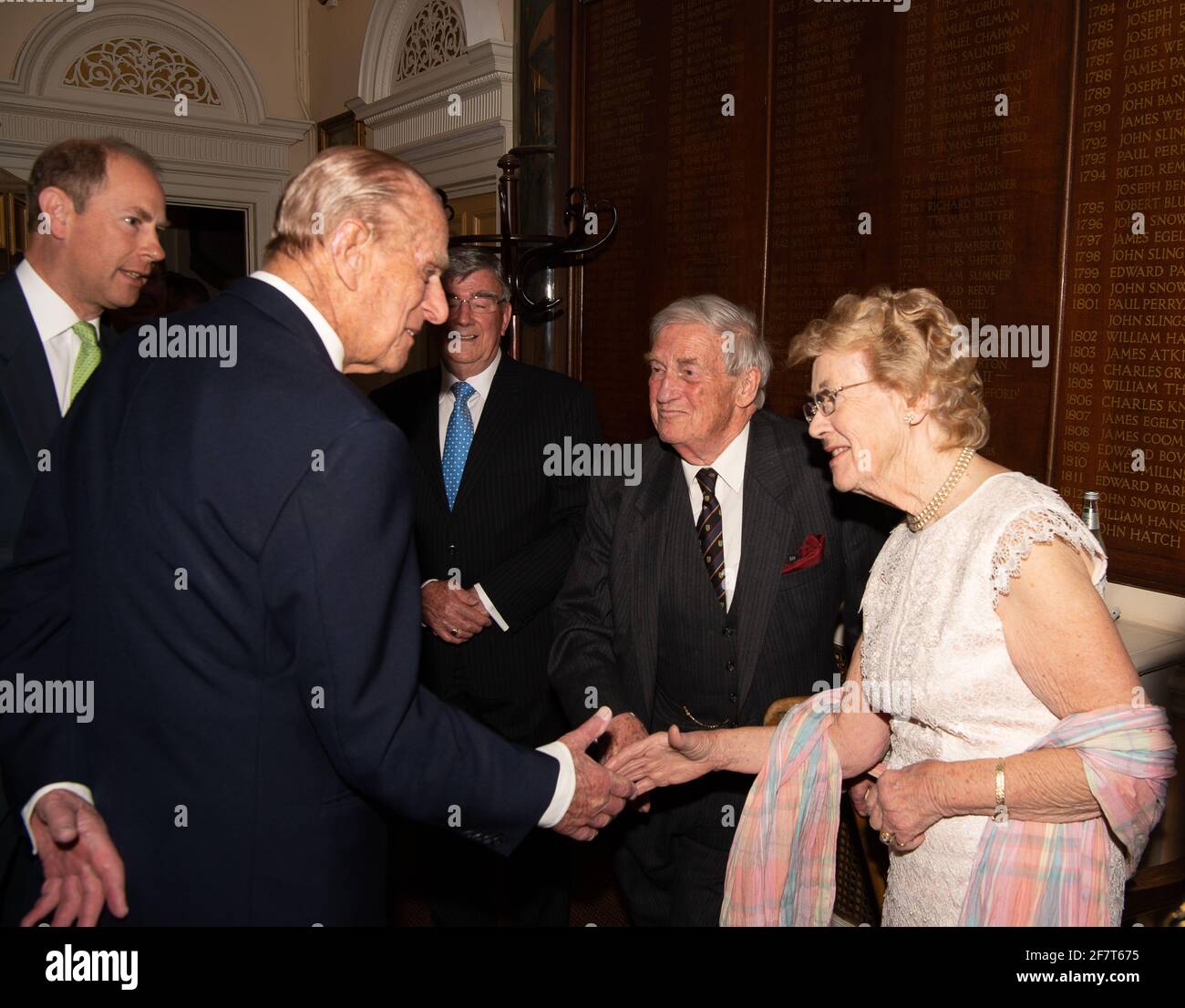 Windsor, Berkshire, Royaume-Uni. 11 avril 2017. HRH Prince Phillip, le duc d'Édimbourg rencontre des invités avant un dîner pour le Prince Philip Trust Fund au Guildhall de Windsor ce soir. Les fiduciaires et les donateurs de l'organisme de bienfaisance ont assisté à l'événement. L'organisme de bienfaisance recueille des fonds et les distribue aux organismes de bienfaisance du Royal Borough of Windsor & Maidenhead, dans le Berkshire. Crédit : Maureen McLean/Alay Banque D'Images