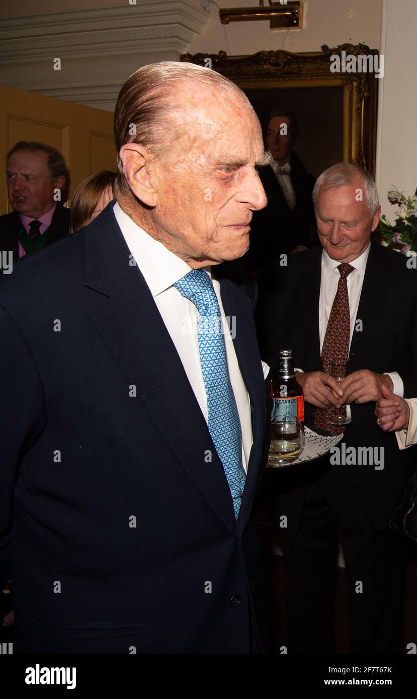 Windsor, Berkshire, Royaume-Uni. 11 avril 2017. HRH Prince Phillip, le duc d'Édimbourg rencontre des invités avant un dîner pour le Prince Philip Trust Fund au Guildhall de Windsor ce soir. Les fiduciaires et les donateurs de l'organisme de bienfaisance ont assisté à l'événement. L'organisme de bienfaisance recueille des fonds et les distribue aux organismes de bienfaisance du Royal Borough of Windsor & Maidenhead, dans le Berkshire. Crédit : Maureen McLean/Alay Banque D'Images