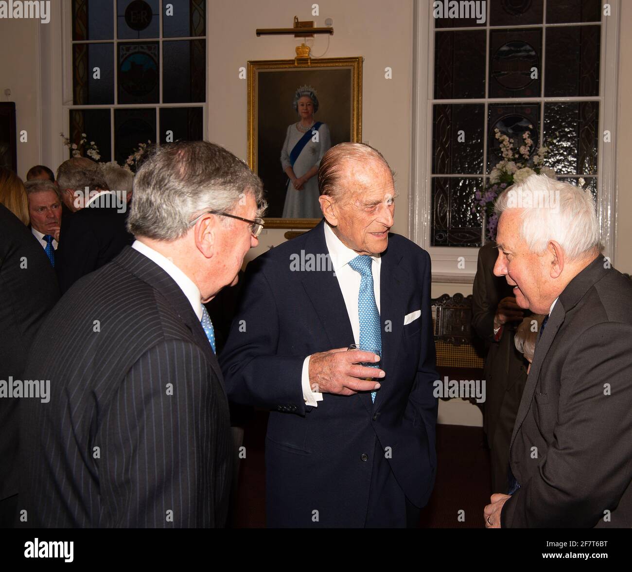 Windsor, Berkshire, Royaume-Uni. 11 avril 2017. HRH Prince Phillip, le duc d'Édimbourg rencontre des invités avant un dîner pour le Prince Philip Trust Fund au Guildhall de Windsor ce soir. Les fiduciaires et les donateurs de l'organisme de bienfaisance ont assisté à l'événement. L'organisme de bienfaisance recueille des fonds et les distribue aux organismes de bienfaisance du Royal Borough of Windsor & Maidenhead, dans le Berkshire. Crédit : Maureen McLean/Alay Banque D'Images