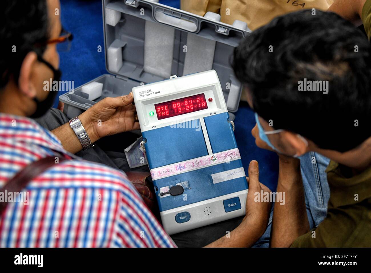 Kolkata, Inde. 09e avril 2021. Un EVM (Electronic votant machine) est vérifié par les bureaux de vote avant l'élection de l'Assemblée.l'Inde a 8 élections par étapes de l'Assemblée pour tout le mois d'avril 2021, Les bureaux de vote collectent et vérifient les machines de vote électroniques du centre de distribution de la commission électorale de l'Inde, où les votes seront distribués pour l'élection de demain dans différentes circonscriptions de Kolkata. (Photo par Avishek Das/SOPA Images/Sipa USA) crédit: SIPA USA/Alay Live News Banque D'Images