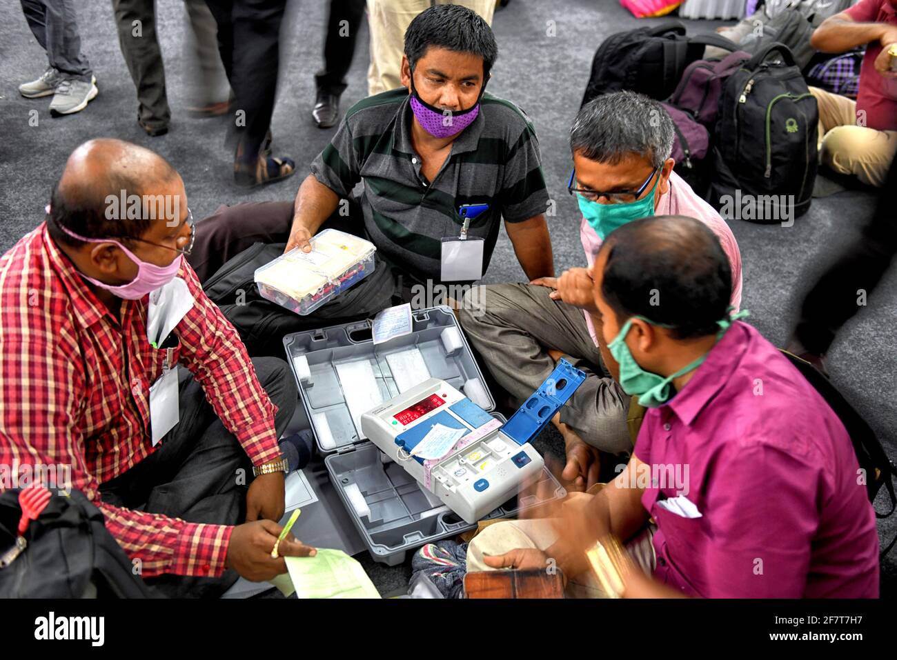 Kolkata, Inde. 09e avril 2021. Un EVM (Electronic votant machine) est vérifié par les bureaux de vote avant l'élection de l'Assemblée.l'Inde a 8 élections par étapes de l'Assemblée pour tout le mois d'avril 2021, Les bureaux de vote collectent et vérifient les machines de vote électroniques du centre de distribution de la commission électorale de l'Inde, où les votes seront distribués pour l'élection de demain dans différentes circonscriptions de Kolkata. (Photo par Avishek Das/SOPA Images/Sipa USA) crédit: SIPA USA/Alay Live News Banque D'Images