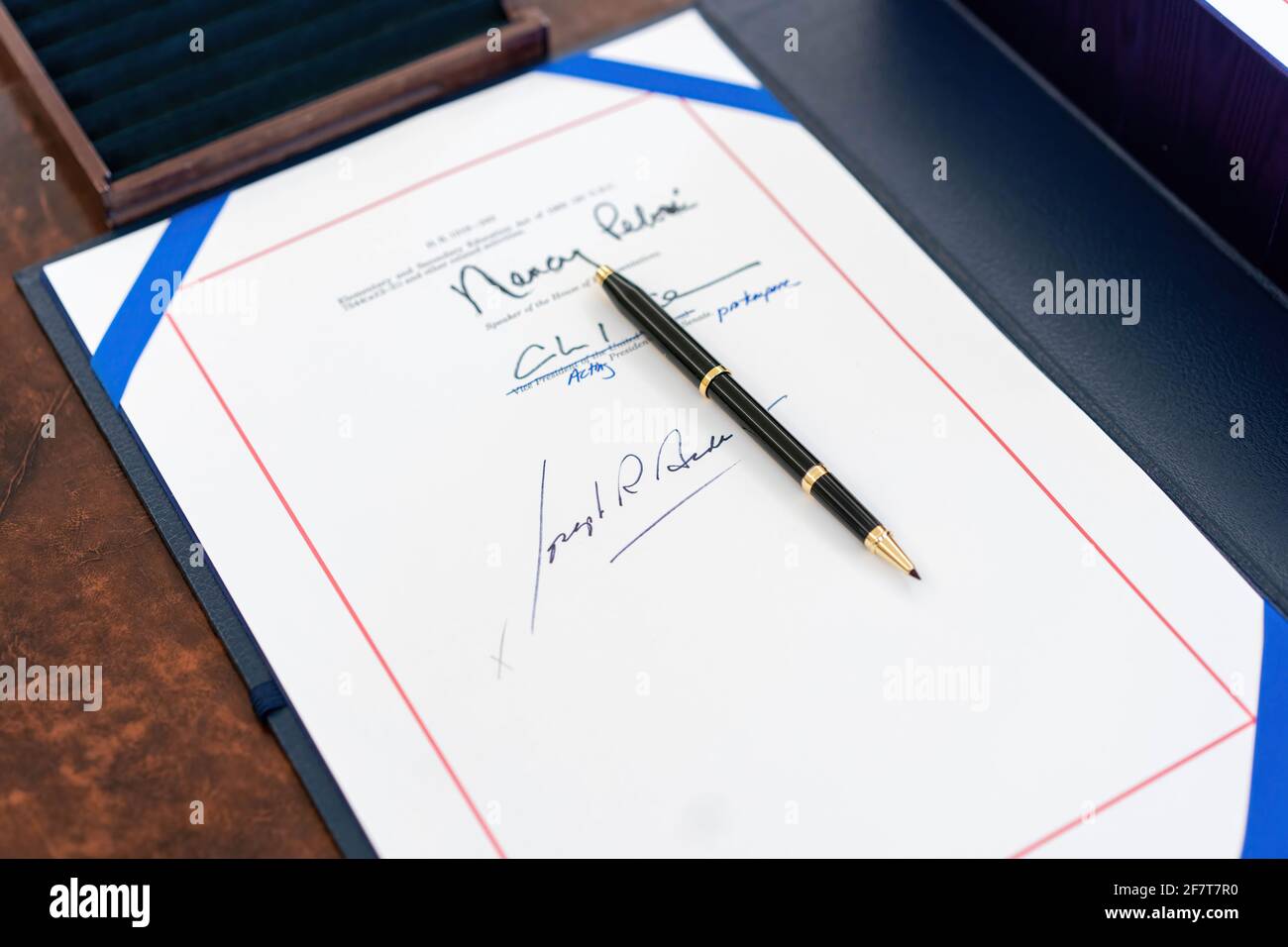 Les signatures du porte-parole de la Chambre Nancy Pelosi, du sénateur leader de la majorité Charles « Chuck » Schumer et du président Joe Biden sont visibles sur le « American Rescue Plan Act de 2021 », le jeudi 11 mars 2021, dans le Bureau ovale de la Maison Blanche. (Photo officielle de la Maison Blanche par Lawrence Jackson) Banque D'Images